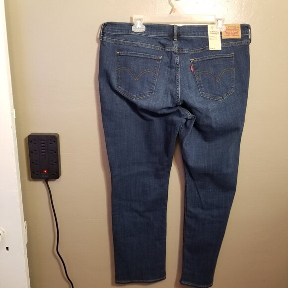 NEW Levi Women's Classic Straight Mid Rise Dark Wash Jeans, 18W - Picture 7 of 9